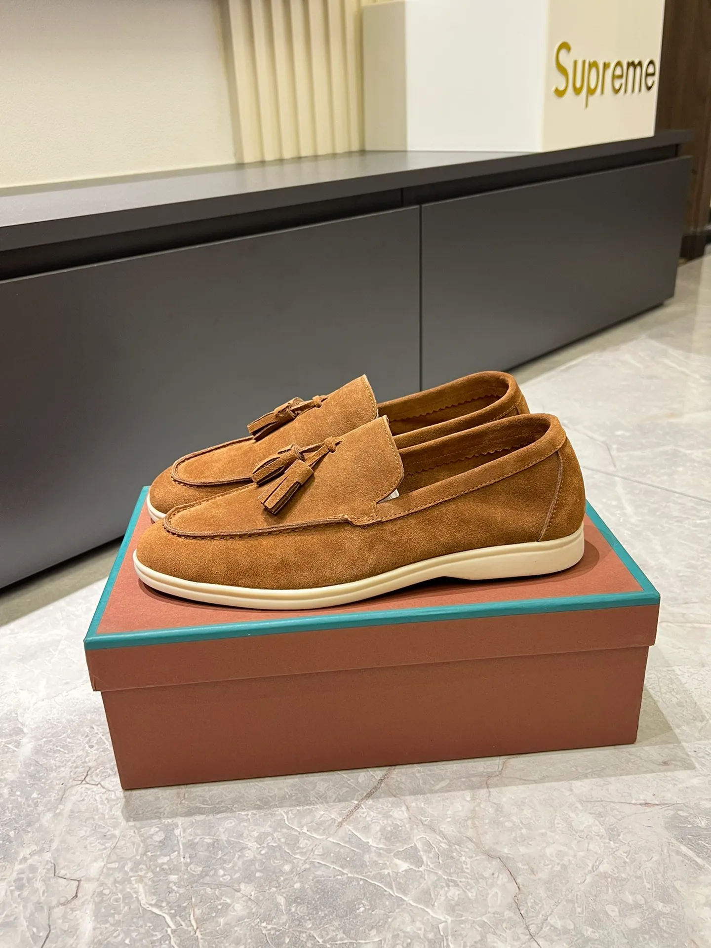 Men's shoes 💰p360 "Loro men's shoes 💰pian'*" Classic L men's shoes for couples 💰p Top version British flat loafers, a must-have item in old money style, the minimalist design is eye-catching and durable, a plus point for dressing The soft foot feel and texture are outstanding. They don’t scratch your feet and are very nice. They are matched with soft and waxy soles. They can be worn daily for a long time without getting tired. They are easy to wear, versatile and classic items, with perfect foot feel and texture! Imported cashmere fabric, the lining is made of imported A-grade water-dyed cow lining, the top version of the genuine leather midsole is sewn with pure handmade mark thread! Size: Female 35-40 (34. Customized) Male 38-44 (45.46. Customized)